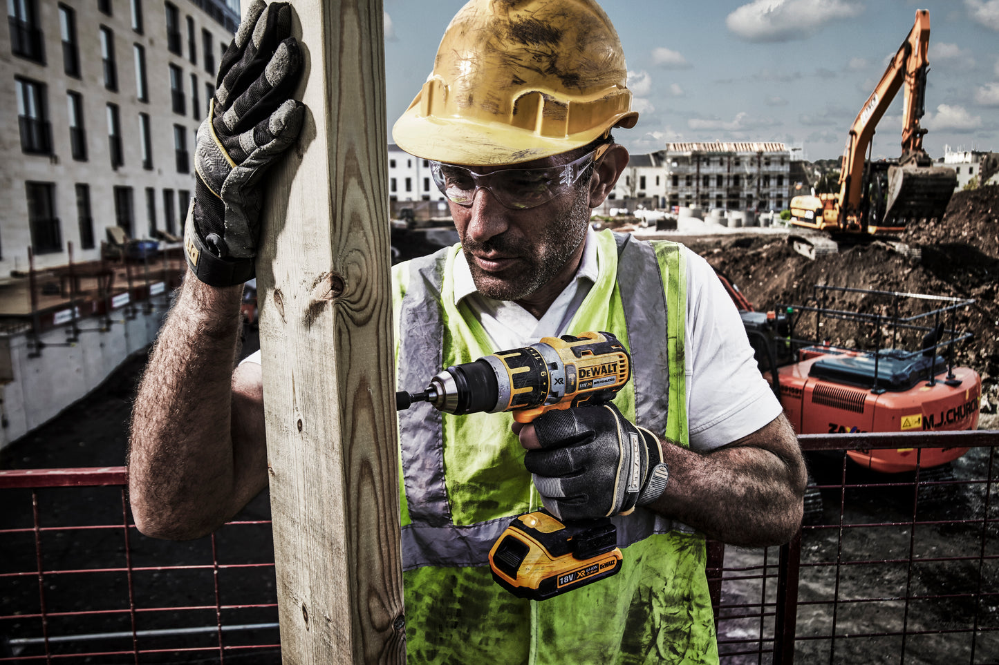 DEWALT DCD778D2T-GB 18V XR LI-ION BRUSHLESS COMPACT HAMMER DRILL 2.0AH; 13MM; 2 SPEED; 220V, 3 YEARS WARRANTY